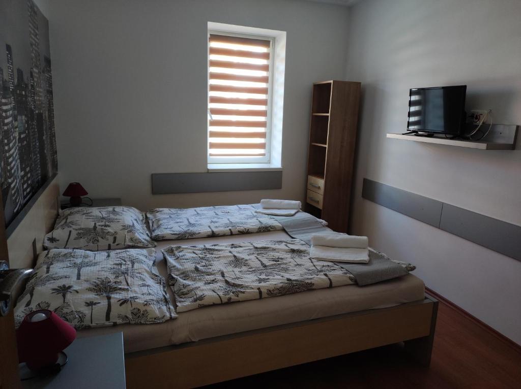 Posteľ alebo postele v izbe v ubytovaní Aranyhal apartman