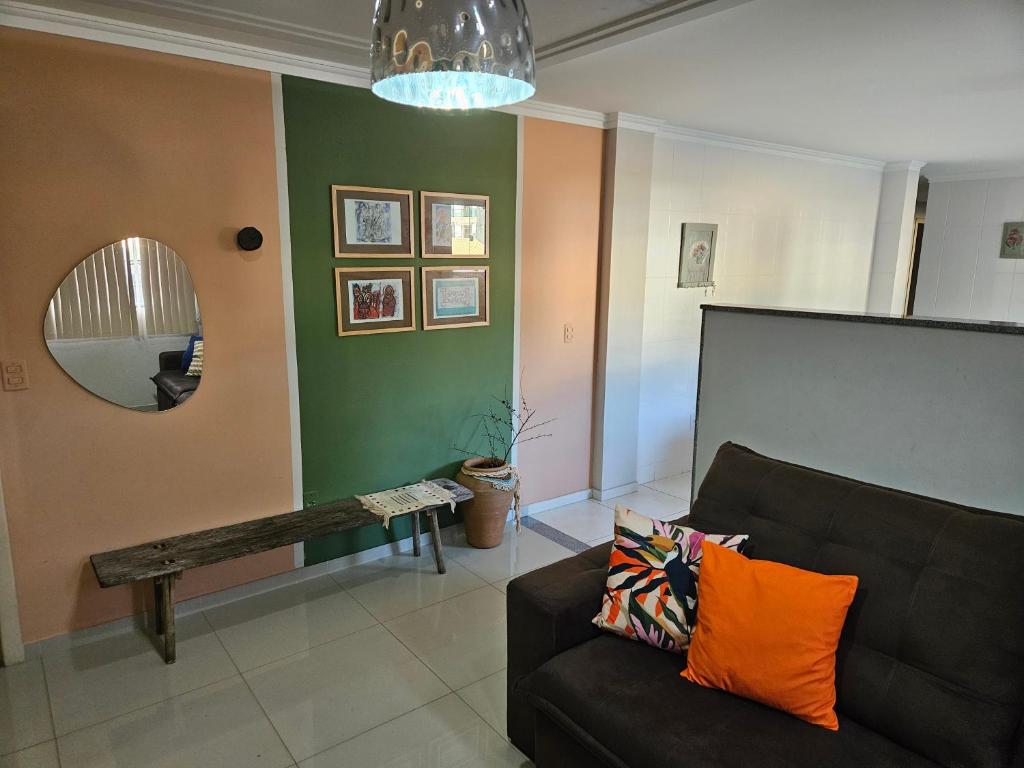 ein Wohnzimmer mit einer Couch und einem Spiegel in der Unterkunft casa/apartamento centro Santa Teresa-ES in Santa Teresa
