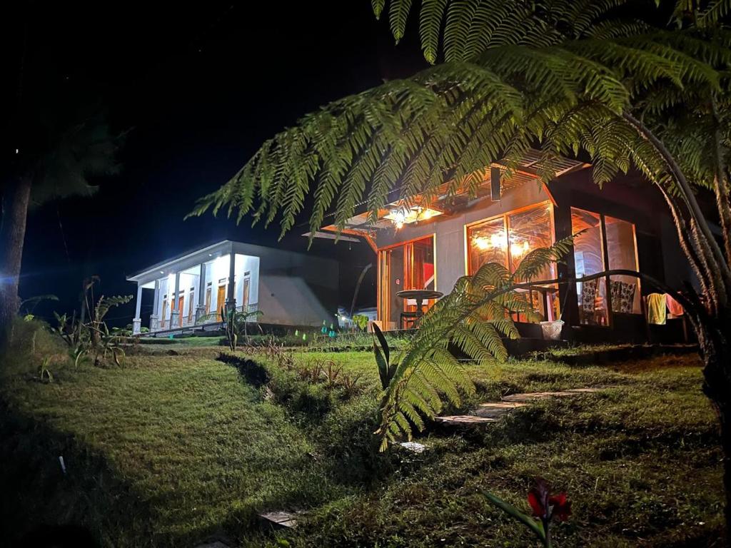 uma casa à noite com as luzes acesas em Gangga Guest House Bromo em Ngadisari