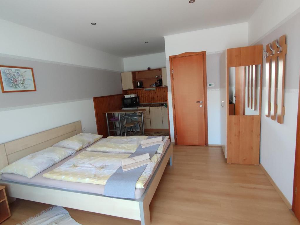 Posteľ alebo postele v izbe v ubytovaní Aranyhal apartman