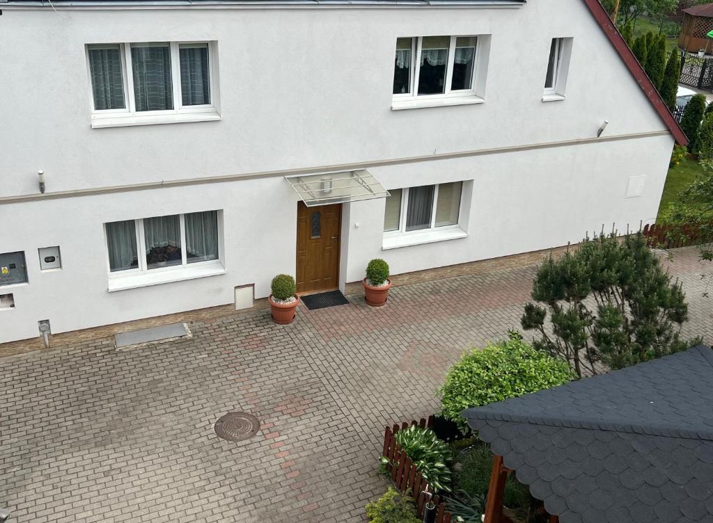 an aerial view of a white house with a door at POKÓJ POMORSKA in Elblag