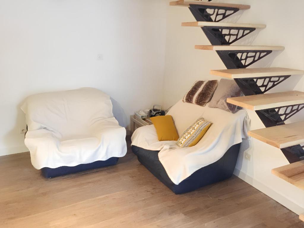 two beds in a room with wooden shelves at Maison de 2 chambres avec vue sur la ville et jardin clos a Vimenet 