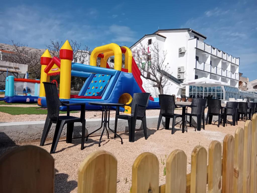 Hotel Biser في باغ: ملعب مع كراسي وتجهيزات للعب
