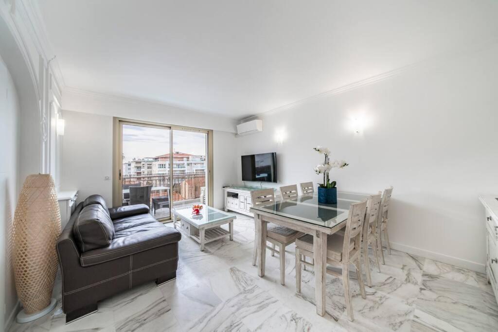 un salon avec une table et un canapé dans l'établissement Cannes superbe appartement renové, à Cannes