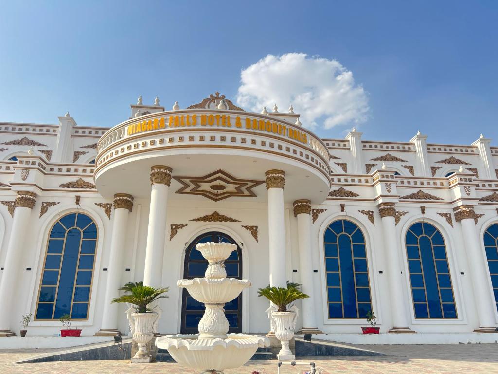 un gran edificio blanco con una fuente frente a él en Niagara Falls Bahawalpur en Bahawalpur