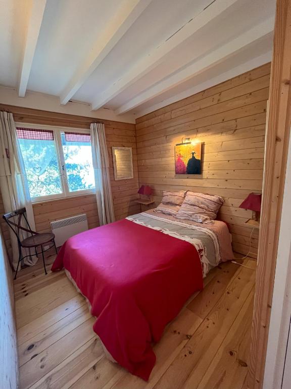 Postel nebo postele na pokoji v ubytování Chalet des Myrtilles - chalet cosy avec vue