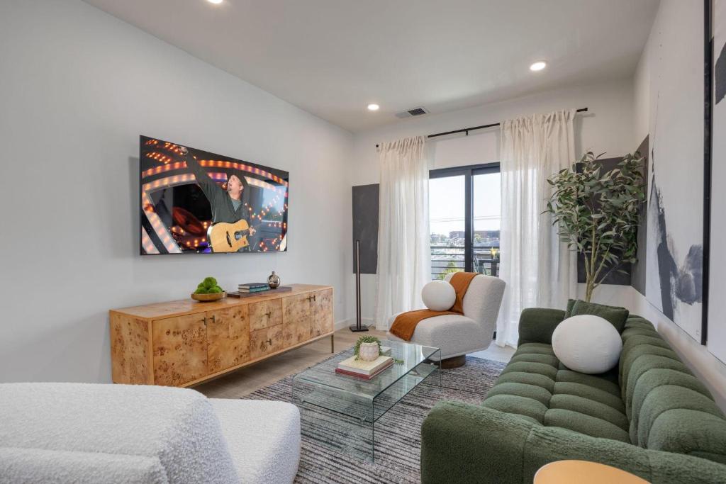 una sala de estar con un sofá y una mesa en Hyve - Lush Plush - Walk to Broadway, en Nashville