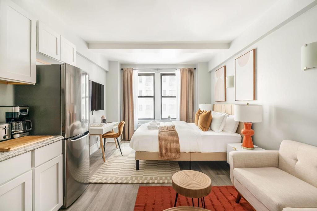 une chambre d'hôtel avec un lit et une cuisine dans l'établissement 73-1104 New Studio UWS Doorman Gym, à New York