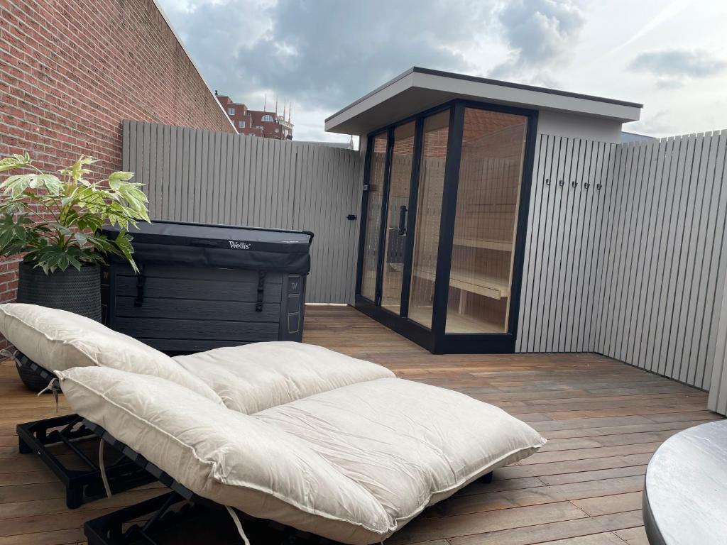 un patio con 2 almohadas blancas y un edificio en TheBridge29 boutique apartment en Breda