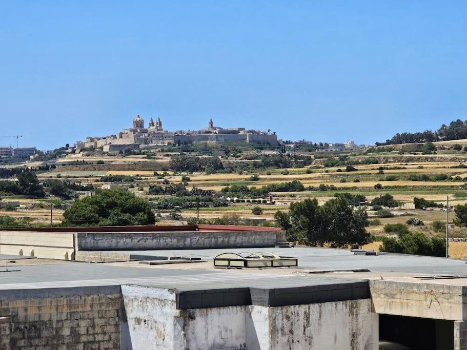 une vue sur un bâtiment avec une colline en arrière-plan dans l'établissement House at Mosta view to Mdina, à Mosta