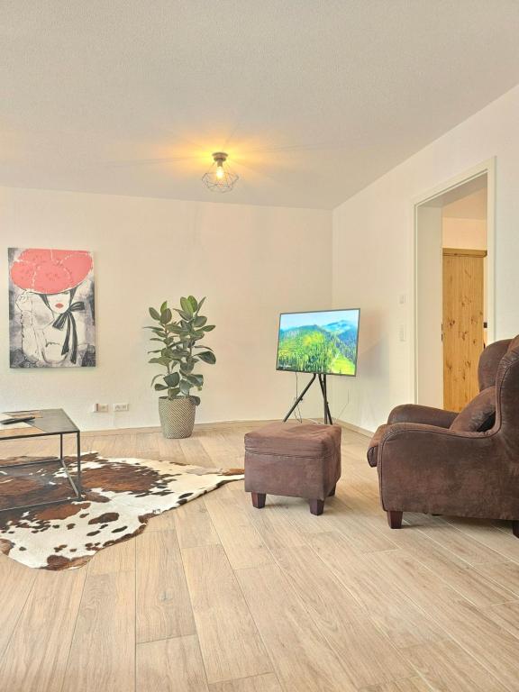 TV a/nebo společenská místnost v ubytování Black Forest I Sauna auf dem Balkon I Boxspring I Nespresso I Ausblick I Wasserfälle im Ort