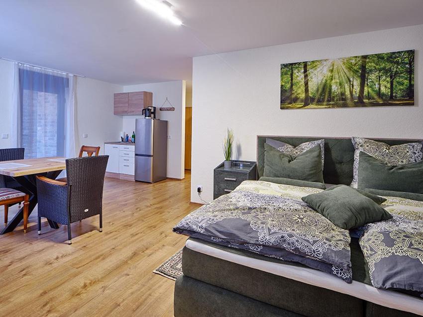 een slaapkamer met een bed en een eetkamer met een tafel bij Komfort Appartement Moers-Repelen - Ruhige Lage - Sackgasse in Moers