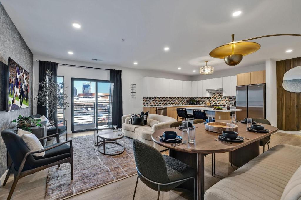 a kitchen and living room with a table and chairs at Hyve-The Cosmo-Walk To Broadway in Nashville