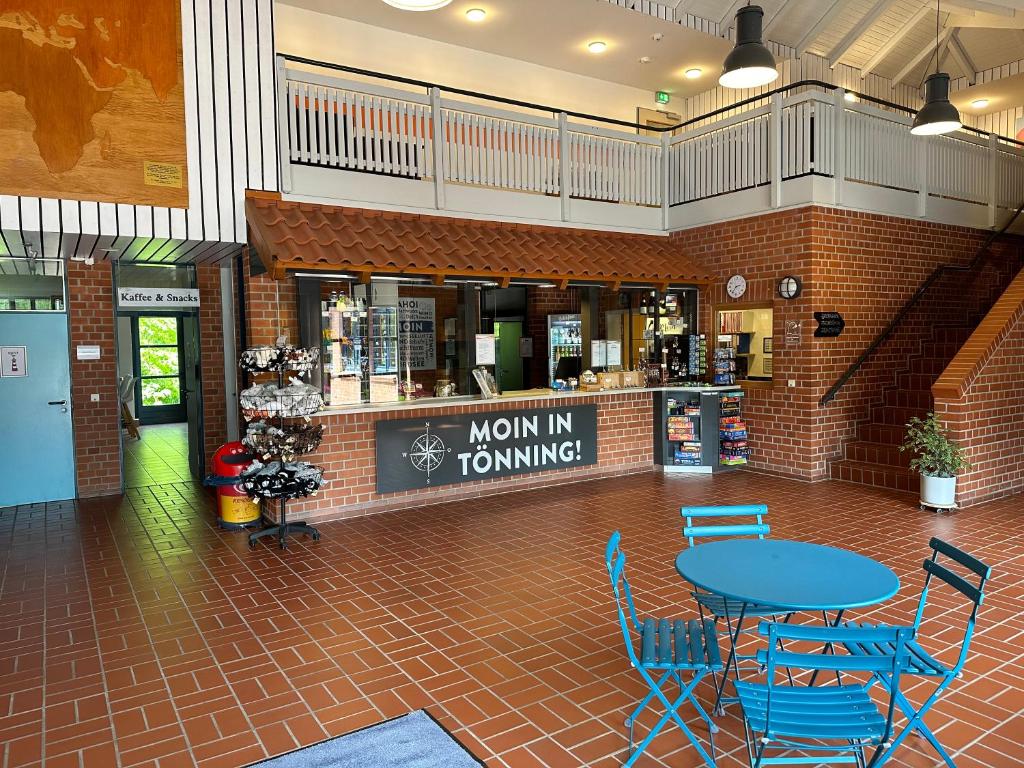 une pièce avec une table et des chaises dans un magasin dans l'établissement Jugendherberge Tönning, à Tönning