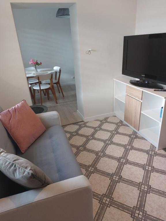 Televízia a/alebo spoločenská miestnosť v ubytovaní Apartament Królewiecka 45a Centrum Weekendy parter blisko Amfiteatr