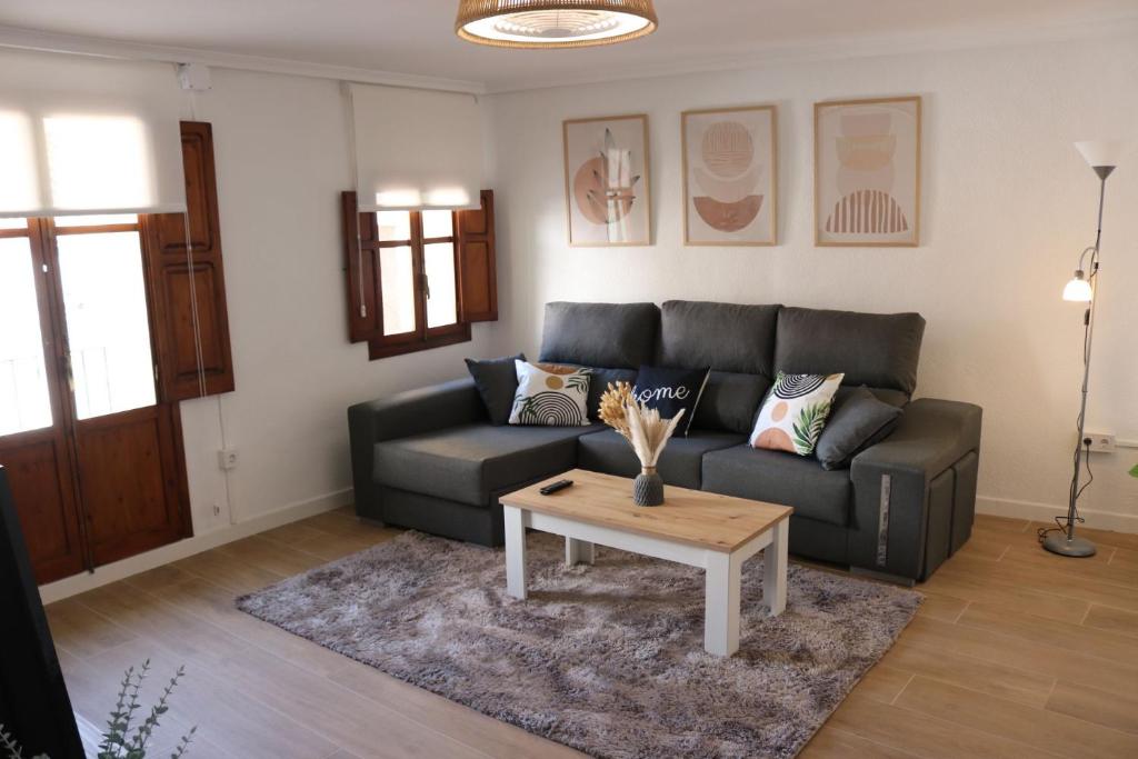 sala de estar con sofá y mesa de centro en La Casa del Castell en Onda
