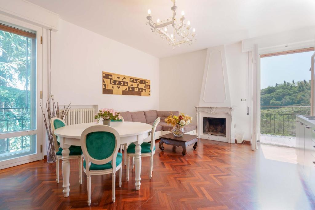 une salle à manger avec une table, des chaises et une cheminée dans l'établissement Ca' Bianca apartments, à Farneto