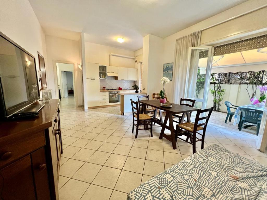 eine Küche und ein Wohnzimmer mit Tisch und Stühlen in der Unterkunft Viareggio on the Beach - Apartment in Viareggio