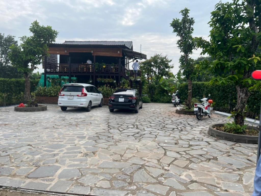 ein Parkplatz mit Autos vor einem Gebäude in der Unterkunft Homestay Minh Trí in Bình Châu