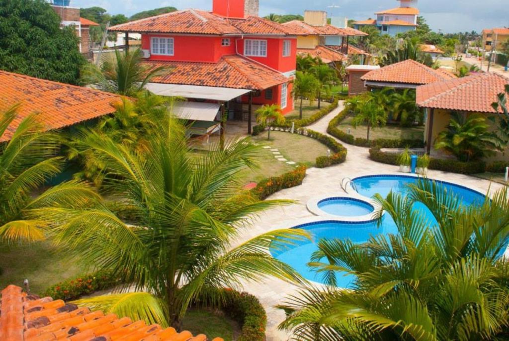 una vista aérea de un complejo con piscina en La Dolce Vita Flat & Pousada, en Praia do Frances