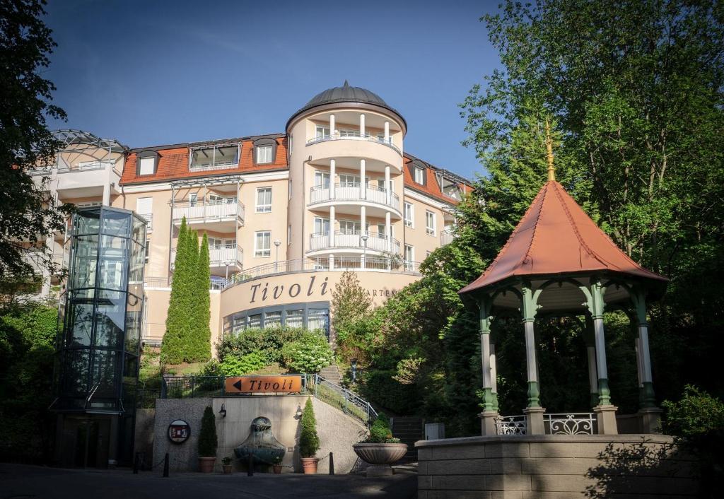 un bâtiment avec un kiosque devant lui dans l'établissement Ferienwohnungen Tivoli, à Bad Reichenhall