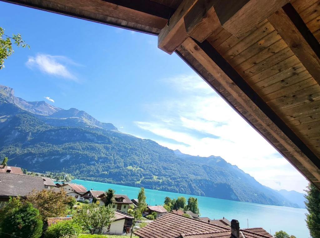 a view of a lake and mountains from a house at Zauberhaftes Chalet mit Whirlpool, Berg & Seesicht in Brienz