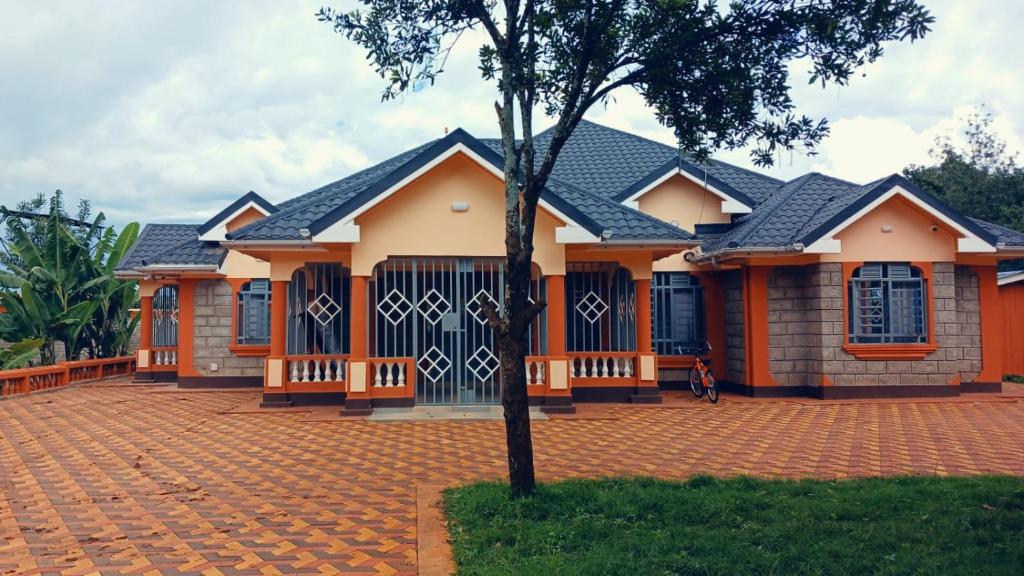 uma casa com uma entrada de tijolos vermelhos em frente em Muringa Villa em Nyeri