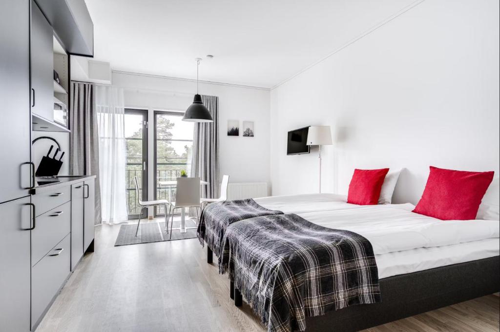 En eller flere senge i et værelse på Forenom Serviced Apartments Märsta Ekilla