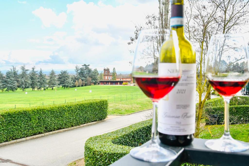 two glasses of red wine sitting on a table at Angolo Paradiso - Oasi Di Relax Nel Monferrato in Fubine