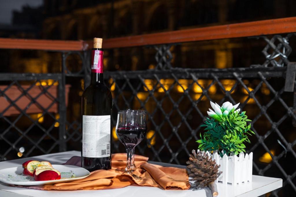 una botella de vino y una copa en una mesa en Sahil Ark Hotel Baku en Baku