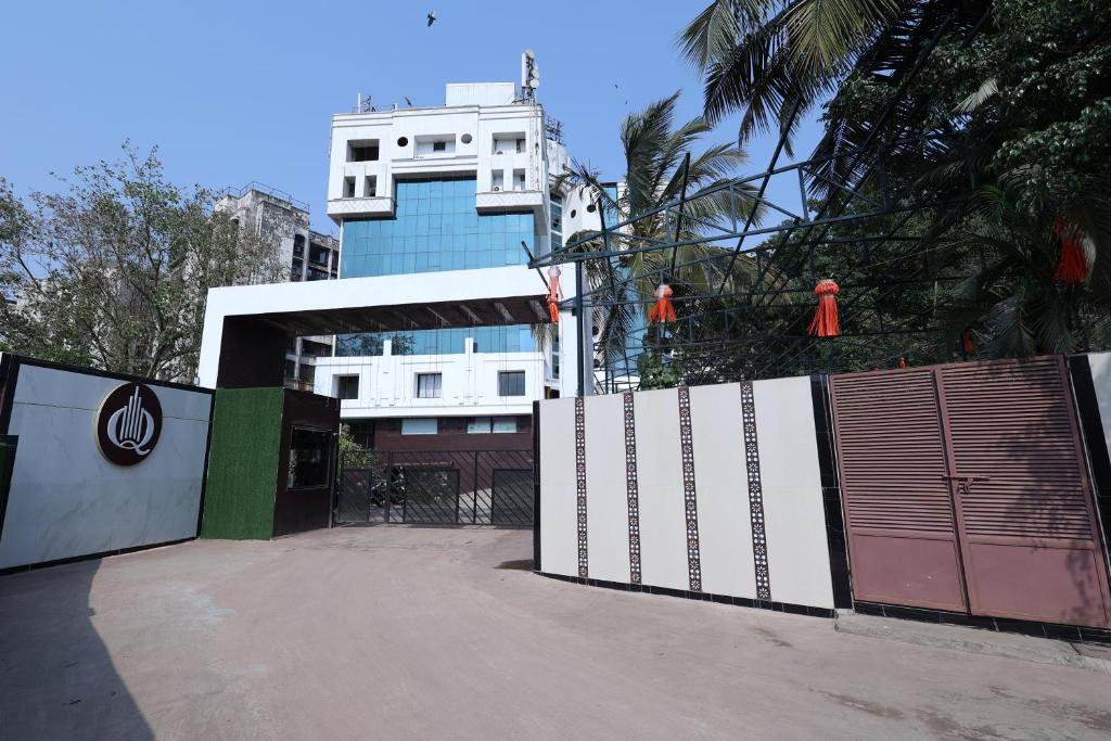 una puerta a un estacionamiento con un edificio en Quaint Suites Hotel & Banquet en Bombay