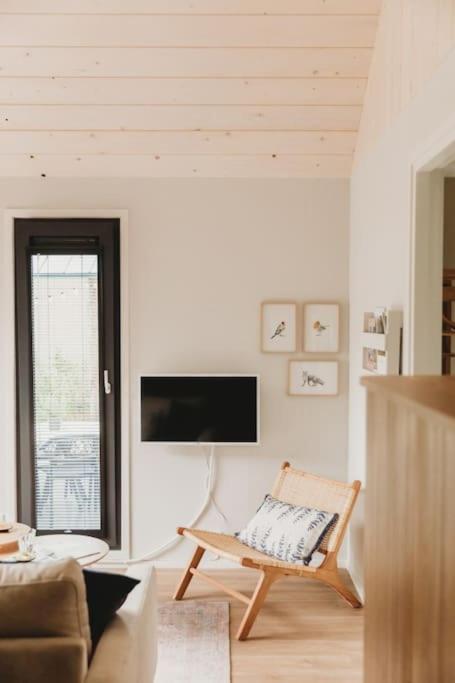 Televiisor ja/või meelelahutuskeskus majutusasutuses Knus I Tiny house op de Veluwe