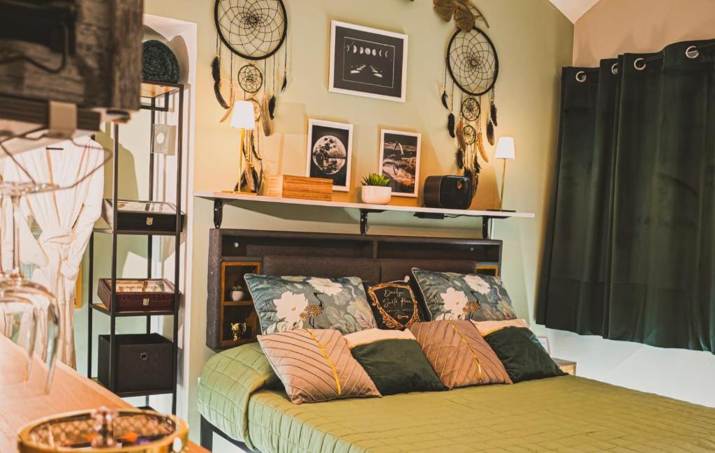 een slaapkamer met een bed en een basketbalring aan de muur bij Darlyn Suite Room Sotto Il Castello Love Hotel 5 Stelle in Pavone Canavese