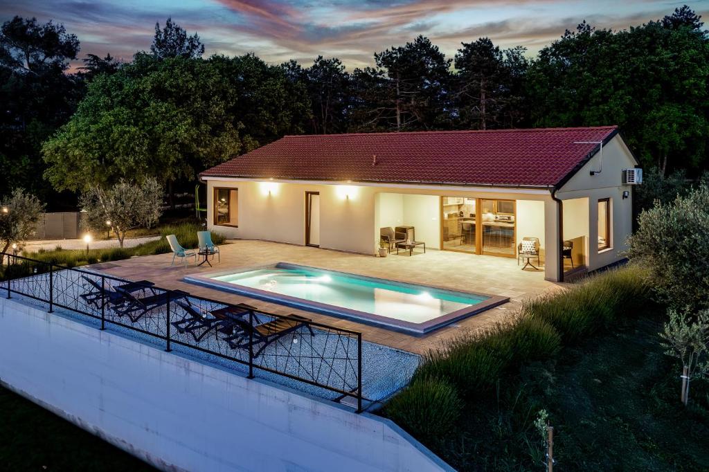 ein Haus mit Pool im Hinterhof in der Unterkunft Villa Rok in beautiful olive oasis, 2BD, pool, WIFI in Puntera