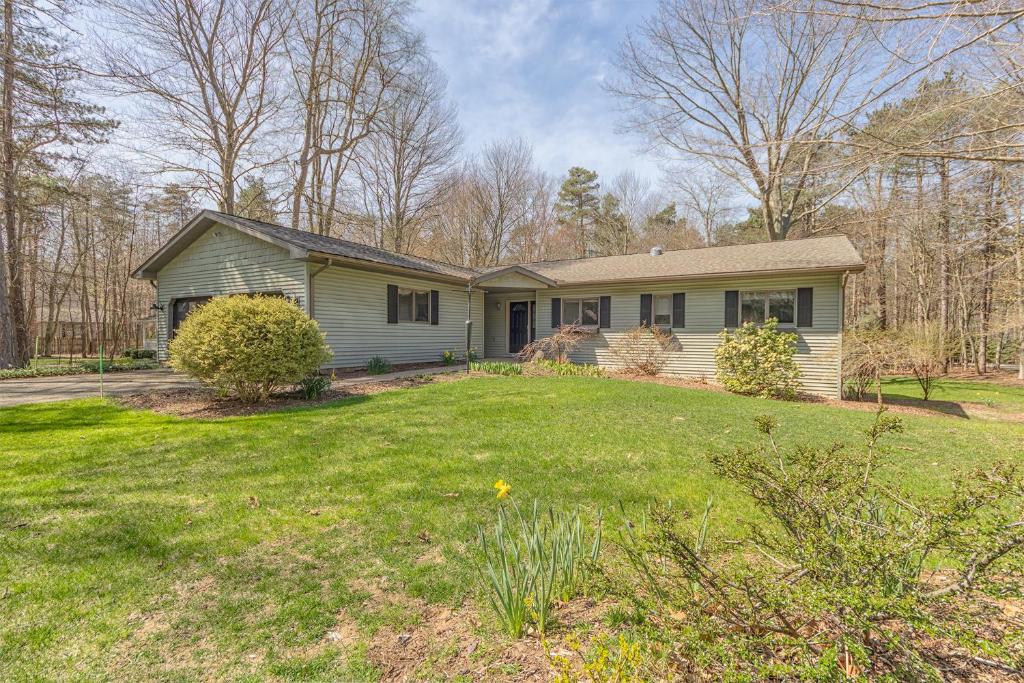 Casa blanca con patio en Pure Hygge - 1 block off Lake, Tranquil & Pet Friendly, en Fennville