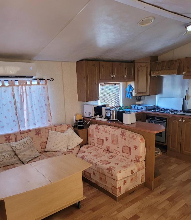 Kuchyň nebo kuchyňský kout v ubytování Charmant mobil-home à 200 m des plages