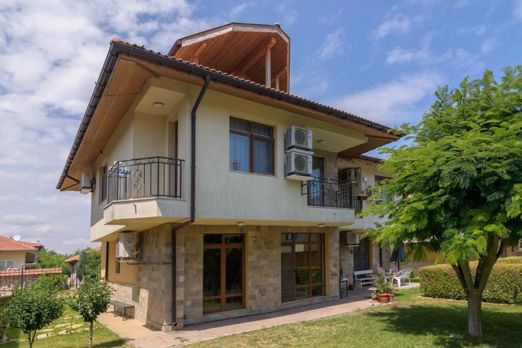Casa con balcón y árbol en Villa and remote office "Penkov", en Kamen Bryag