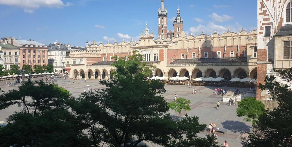 - un grand bâtiment avec une place en face dans l'établissement KRAKOW 1, à Cracovie