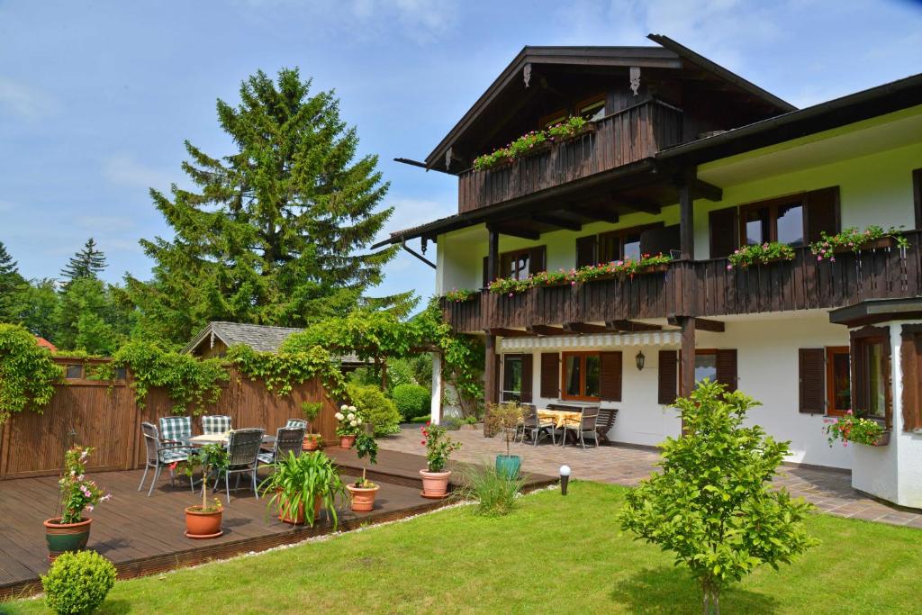dom z tarasem i patio w obiekcie Ferienwohnungen Haus Monika w mieście Aschau im Chiemgau