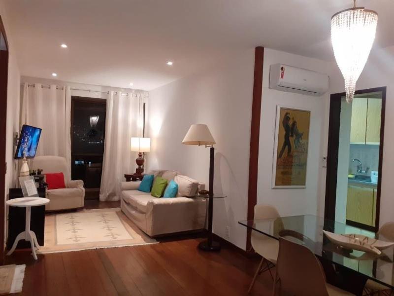 Гостиная зона в MS145. Excelente apartamento em andar alto no Arpoador!