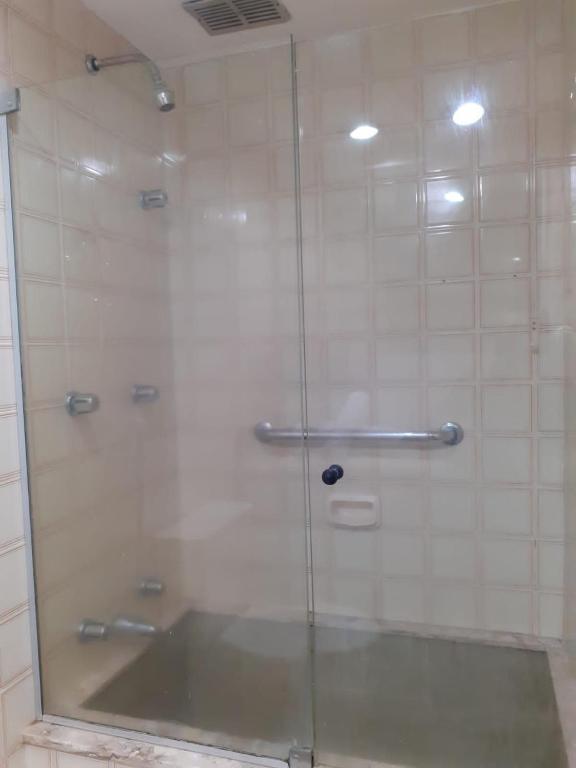 Ванная комната в MS145. Excelente apartamento em andar alto no Arpoador!