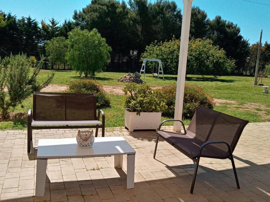 un patio con 2 sillas, una mesa y un columpio en Tenuta Pietro e Rosina, en Arnesano