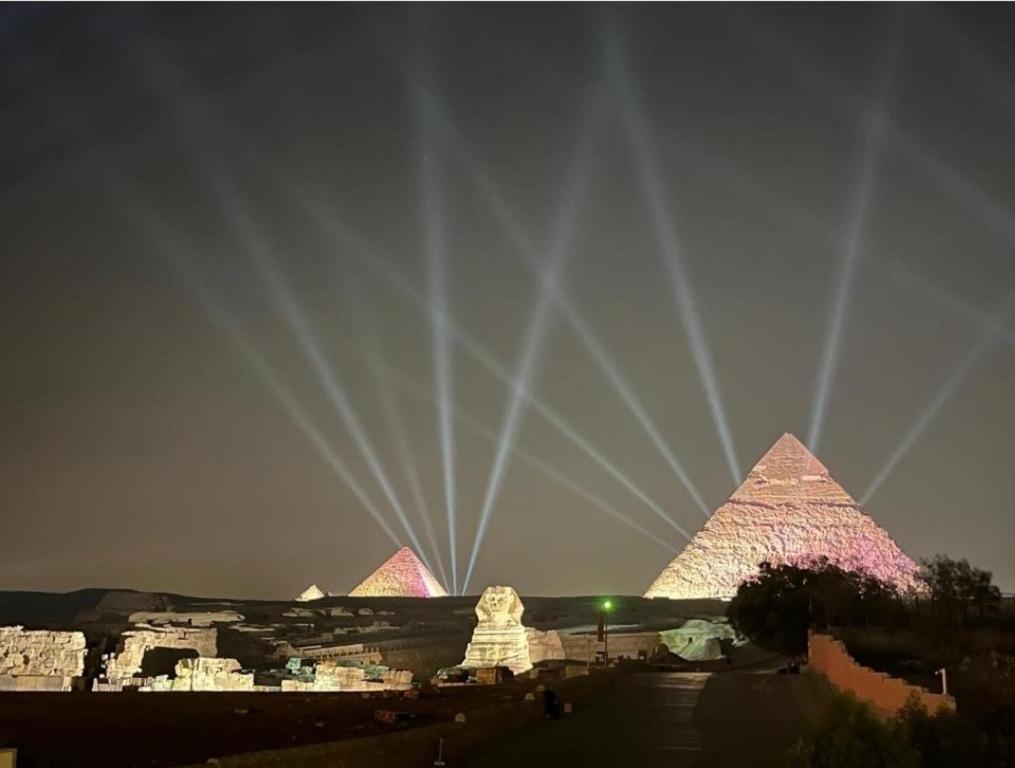 una vista delle piramidi di Giza di notte di lsis pyramids view a Il Cairo