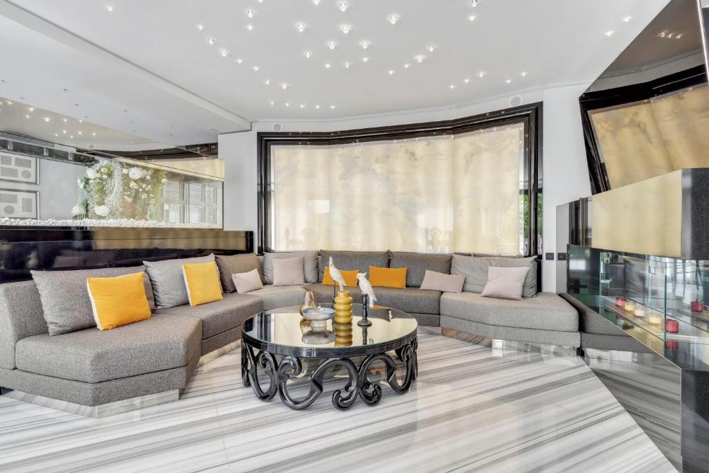 un salon avec un canapé et une table dans l'établissement Appartement d'exception - Proche Tour Eiffel, à Paris