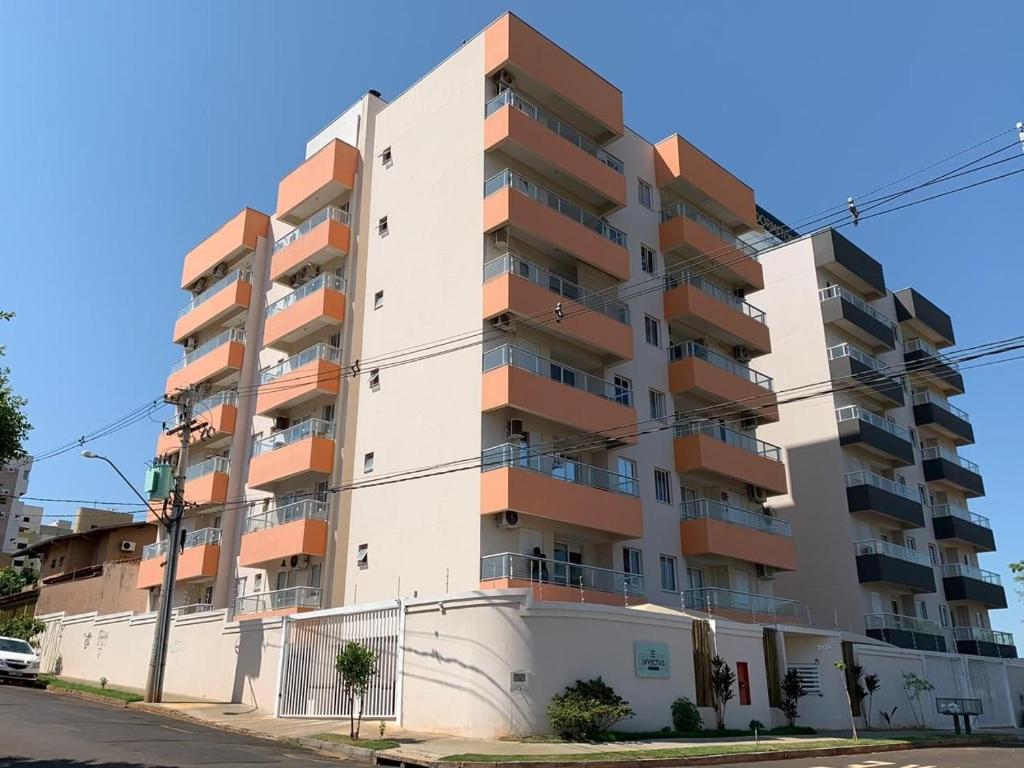 an apartment building on the corner of a street at Apartamento todo mobiliado - Completo! in Sao Jose do Rio Preto