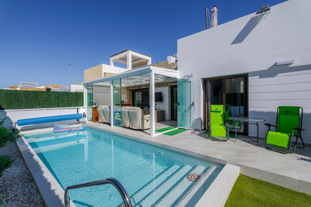 Πισίνα στο ή κοντά στο Luxe villa met verwarmd zwembad