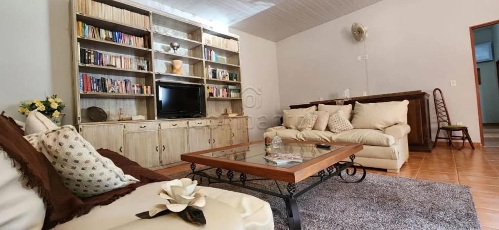 a living room with a couch and a coffee table at Sitio localizado na cidade São José do Rio Preto, Espaço é ideal para Aniversários e Confraternizações. in Sao Jose do Rio Preto