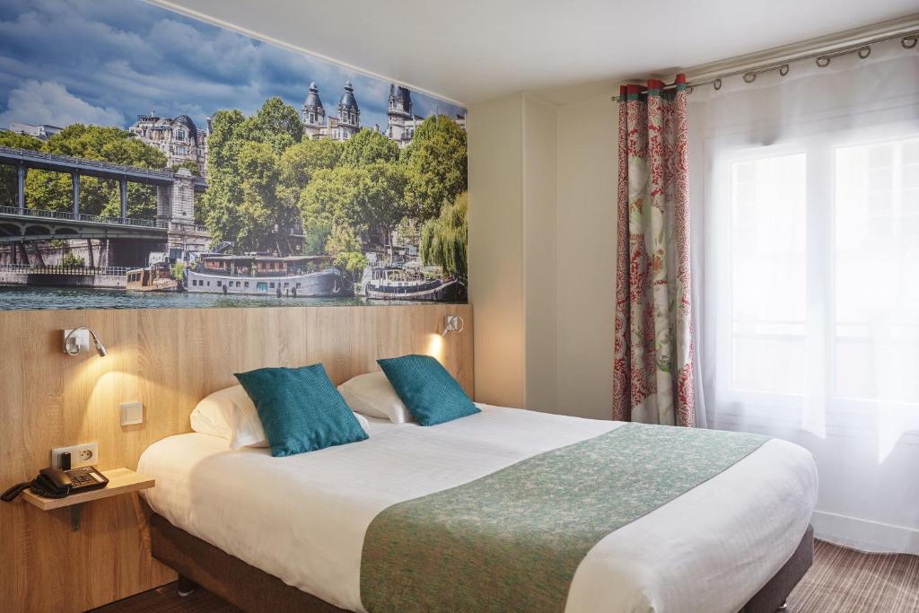 パリにあるホテル ボーグルネール トゥール エッフェルのベッド付きの客室で、壁には絵画が飾られています。