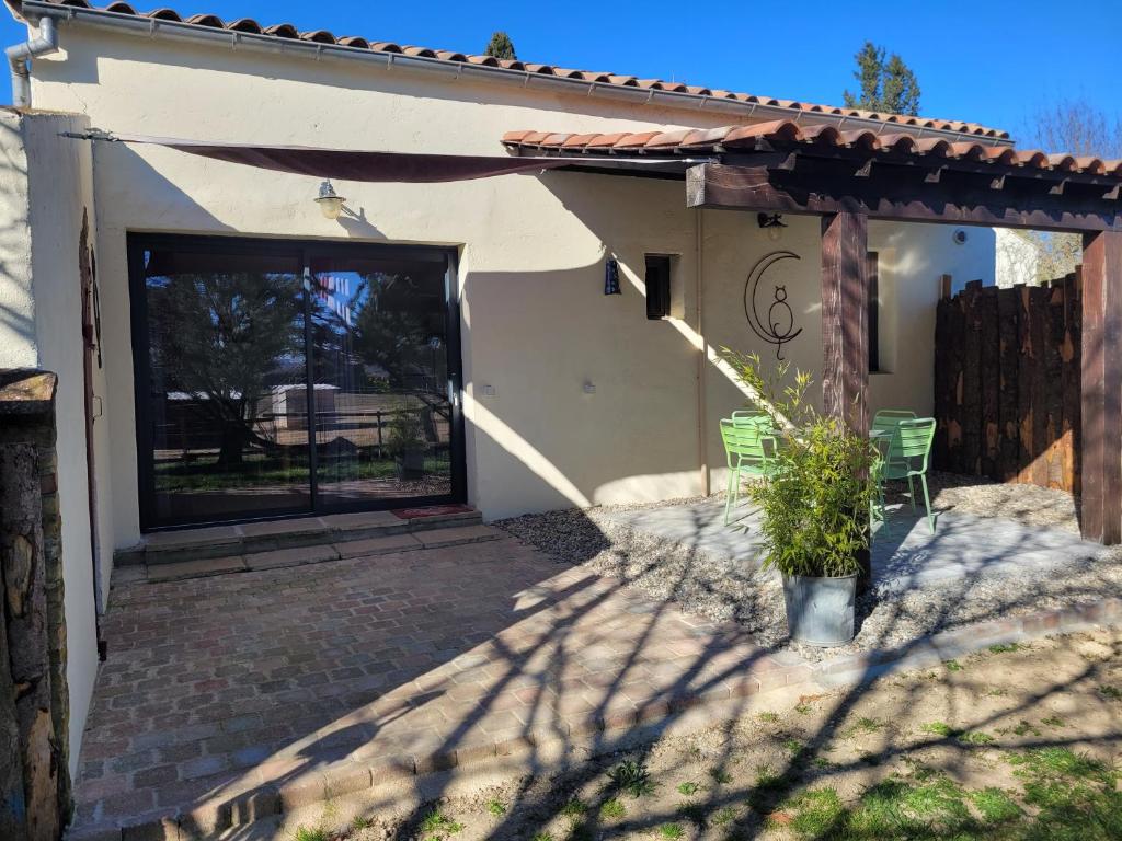 Cette petite maison dispose d'une terrasse et d'une clôture. dans l'établissement Gîtes Les Fées du Gard - Au pied des Cévennes, à Rousson