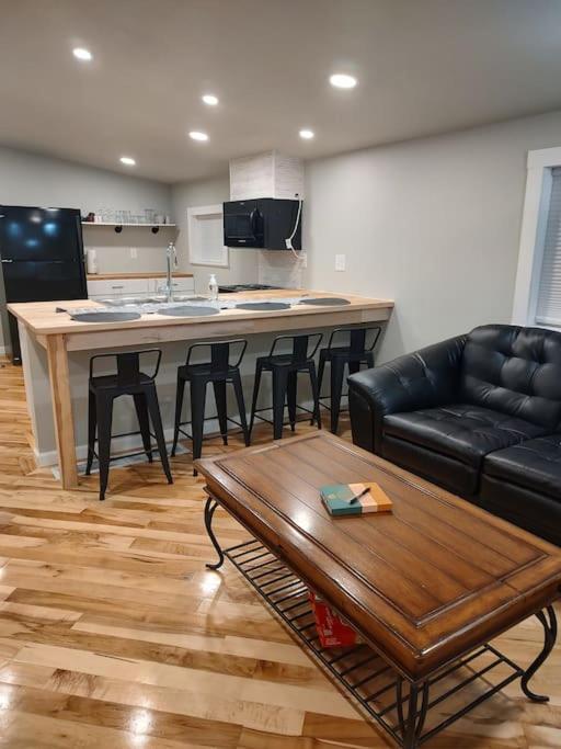 ein Wohnzimmer mit einem Sofa und einem Tisch sowie eine Küche in der Unterkunft Modern, Newly-Renovated Home in the heart of LAX in La Crosse